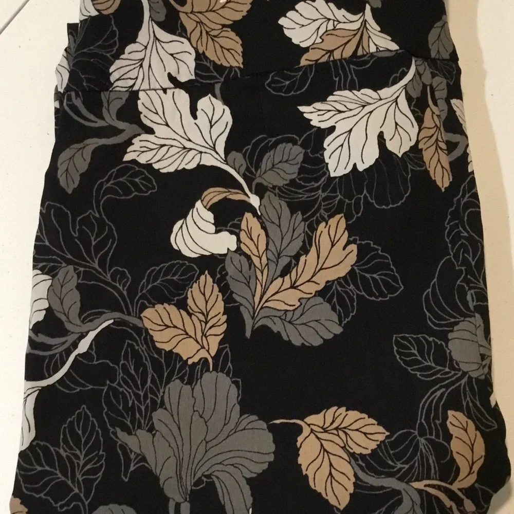 Chico's Black Floral Leaf Print Ankle Pants